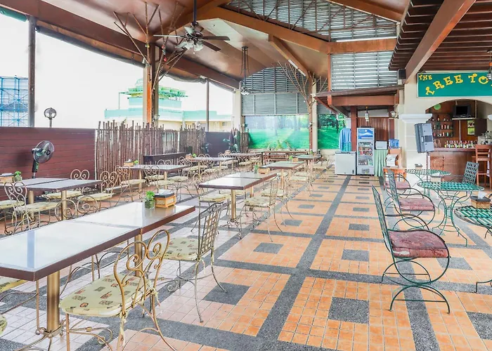 Hotel Oyo 210 Apple Tree 3*